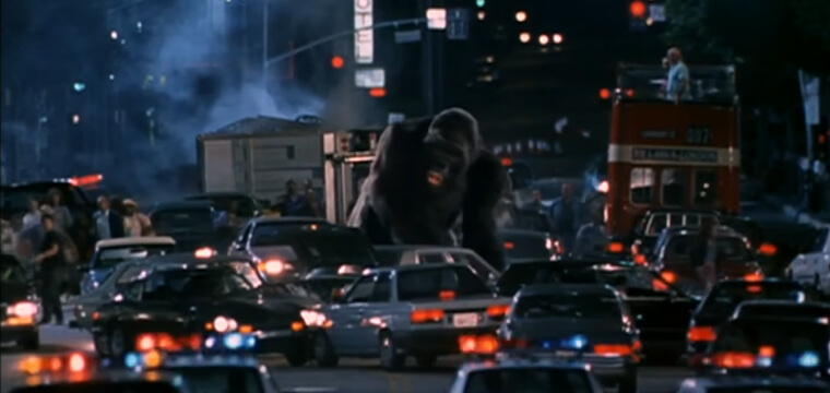 Mighty Joe Young (1998) - the huge gorilla creating panic in the city